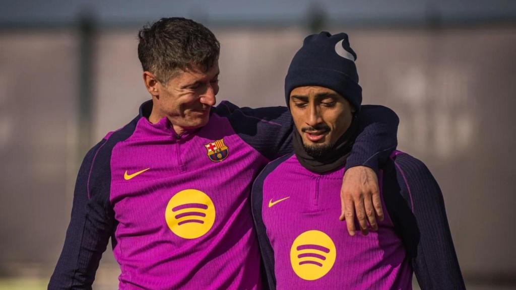 Robert Lewandowski y Raphinha saltan a entrenarse tras el Betis-Barça