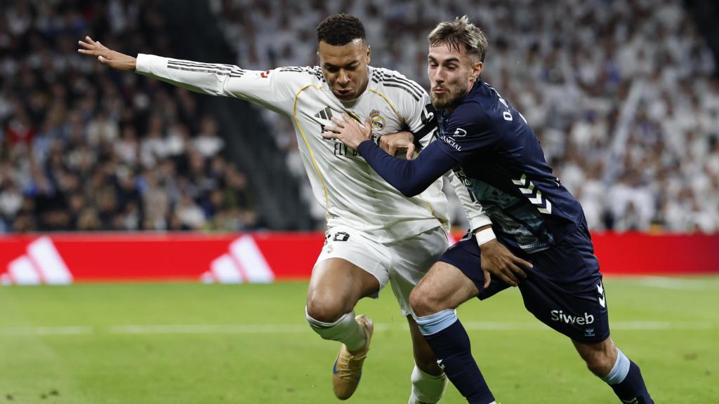 Kylian Mbappé lucha con Óscar Minguez en el Real Madrid-Celta de Vigo