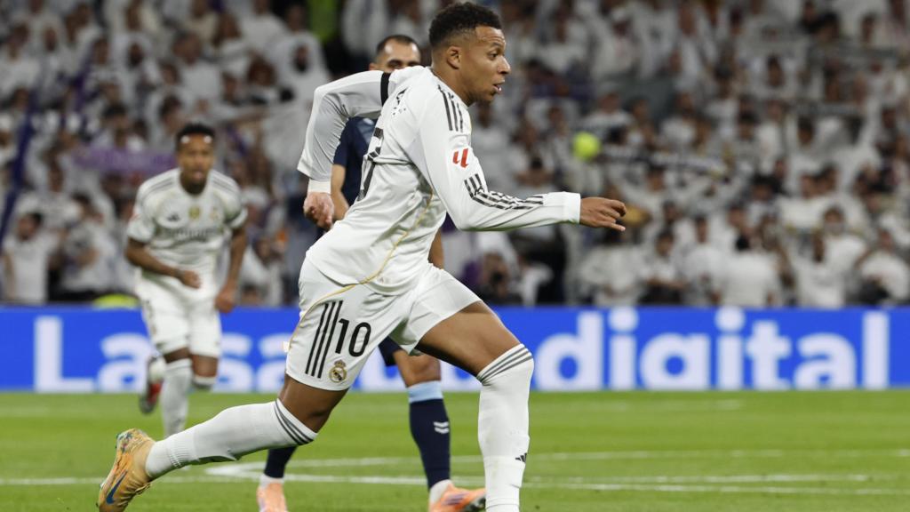 Kylian Mbappé conduce el balón en el Real Madrid-Celta de Vigo