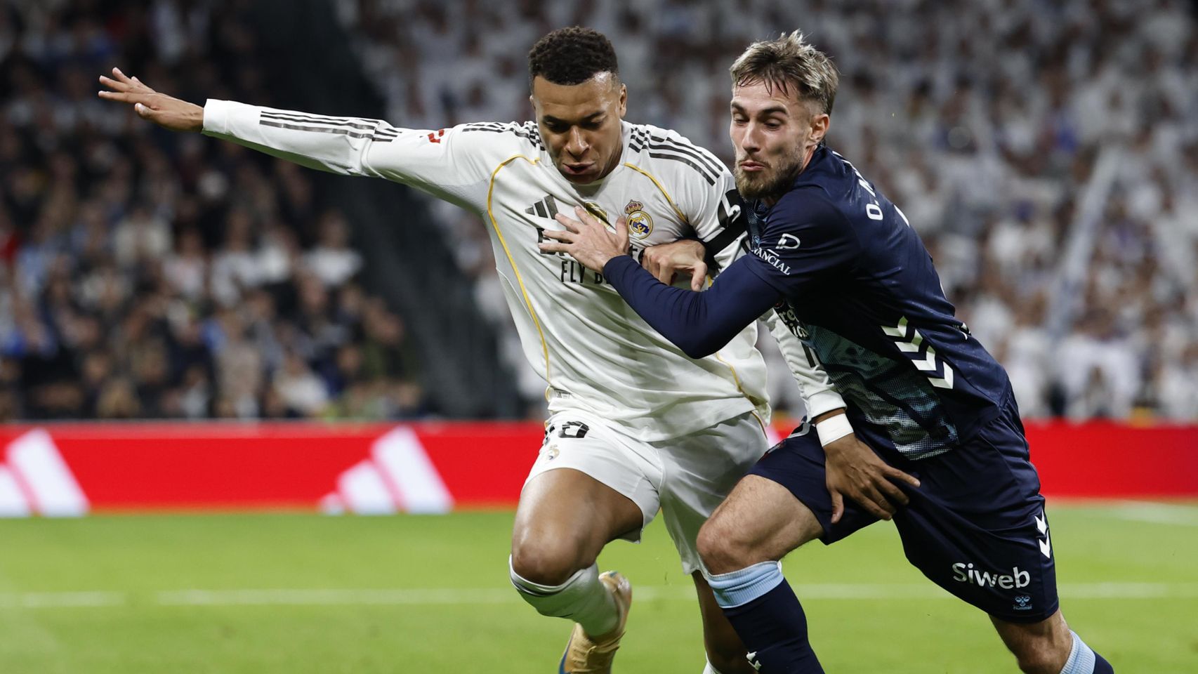 Kylian Mbappé lucha con Óscar Minguez en el Real Madrid-Celta de Vigo