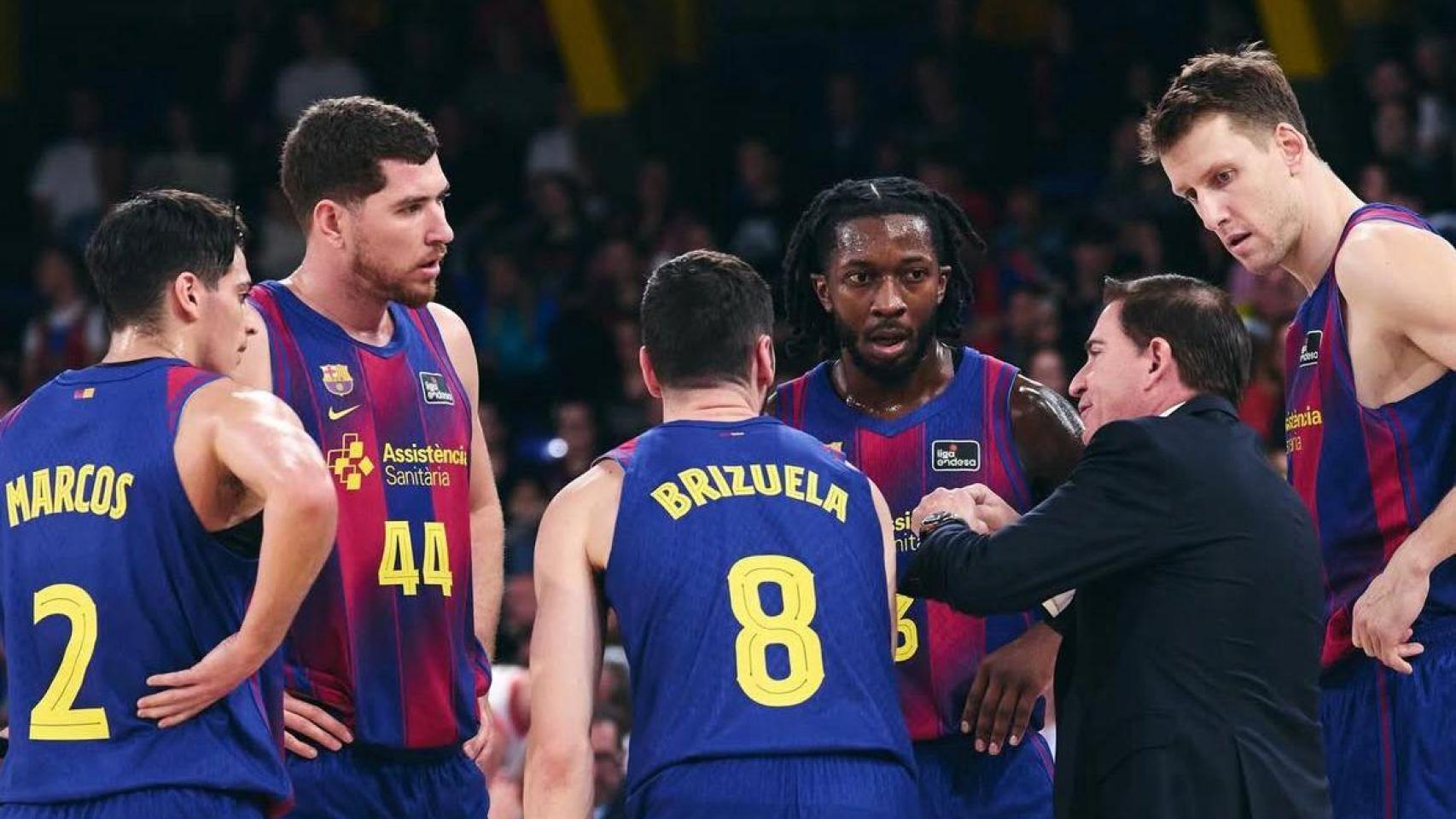 Los jugadores del Barça de basket y Xavi Pascual en un tiempo muerto contra el Morabanc Andorra