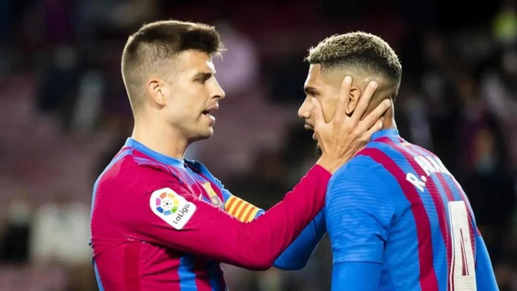 Gerard Piqué y Ronald Araujo con el Barça en la temporada 2021-22