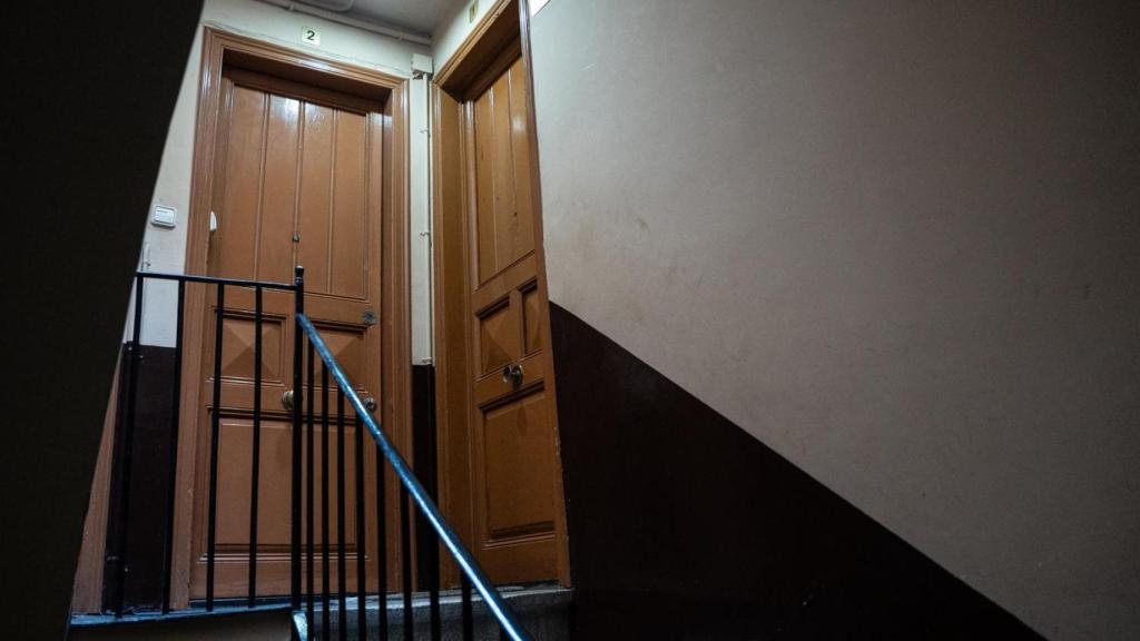 Interior del inmueble donde ha sucedido el crimen machista en la calla Santa Eulalia de L'Hospitalet de Llobregat