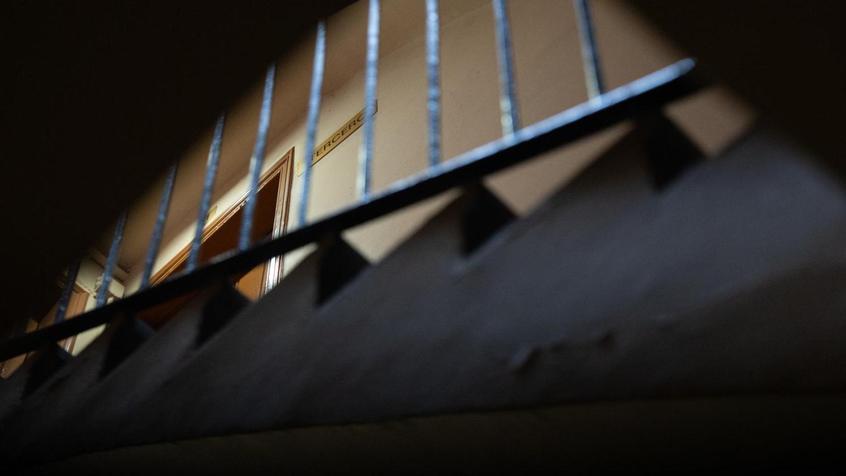 Escalera del edificio donde se ha producido el crimen de este martes en la calle Santa Eulalia de L'Hospitalet de Llobregat