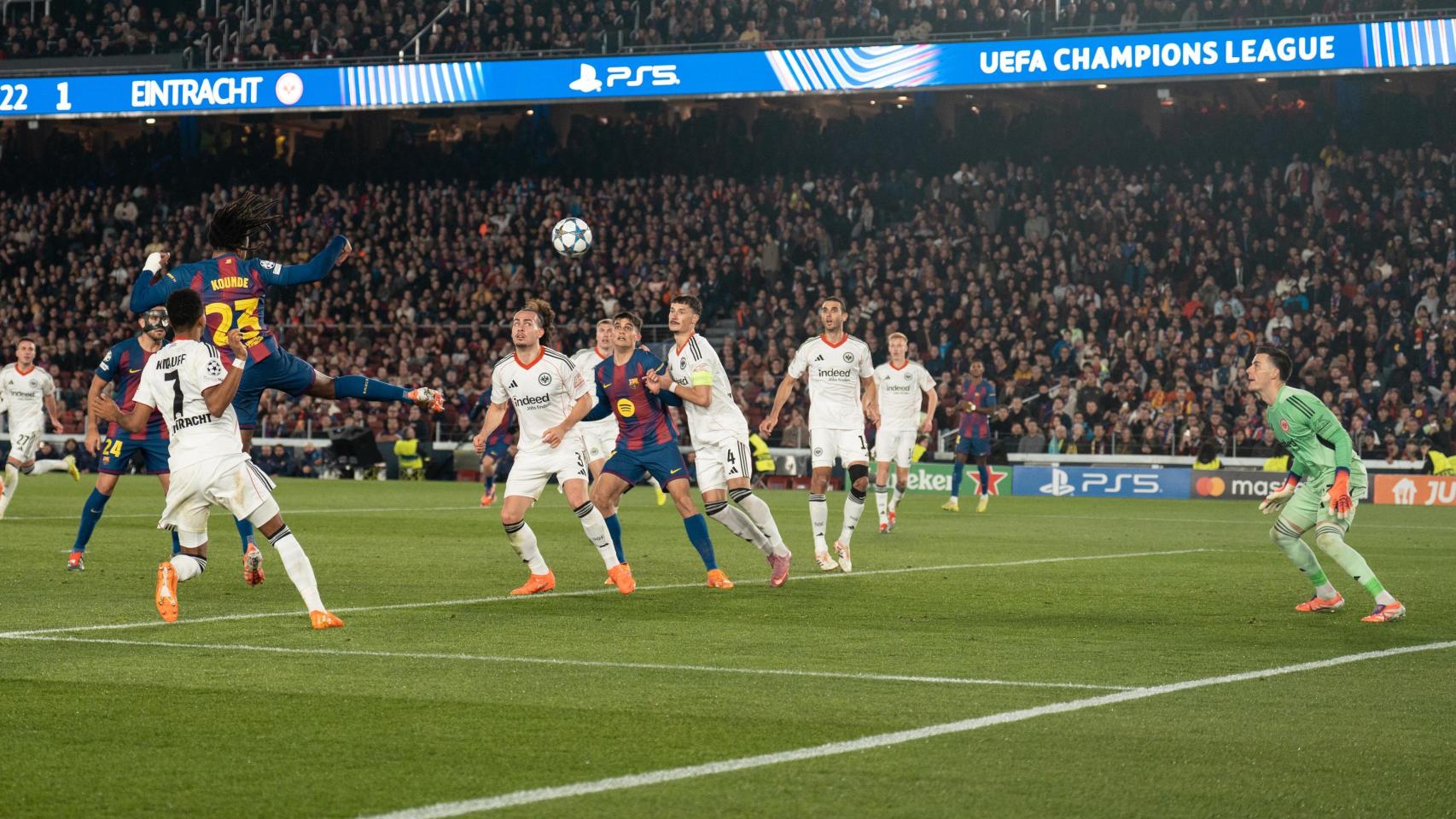 Gol de cabeza de Koundé al Eintracht