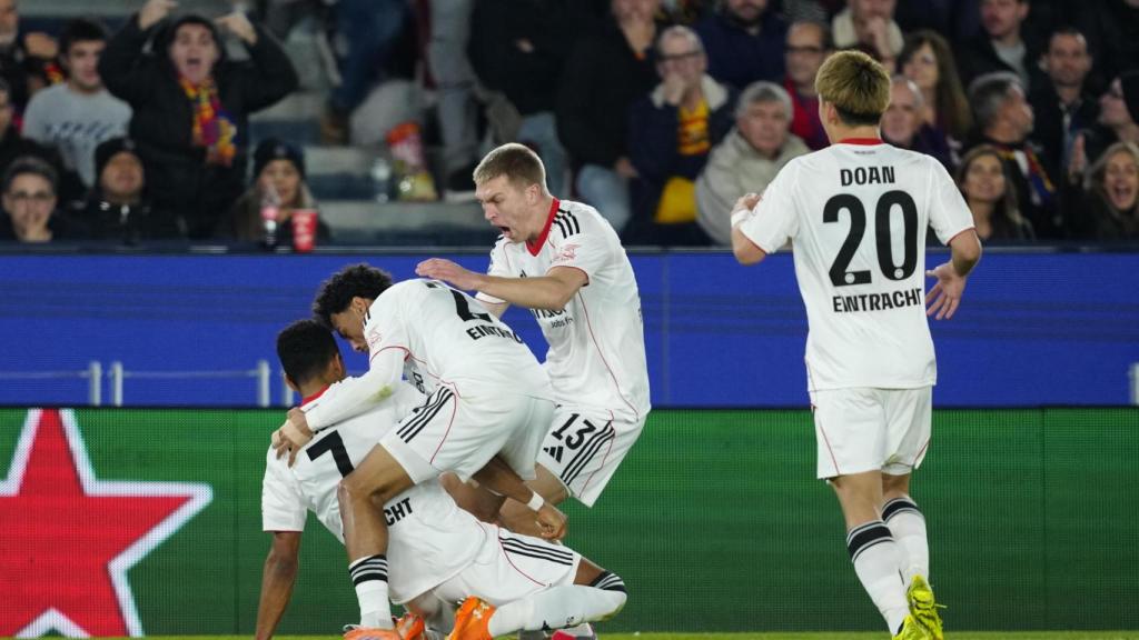 L'Eintracht celebra el gol al Camp Nou