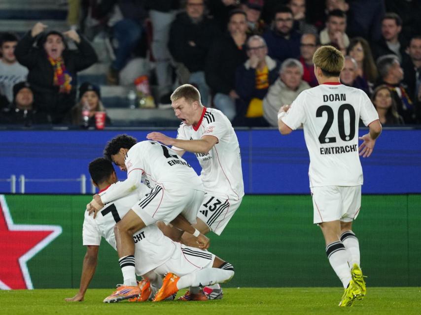 L'Eintracht celebra el gol al Camp Nou