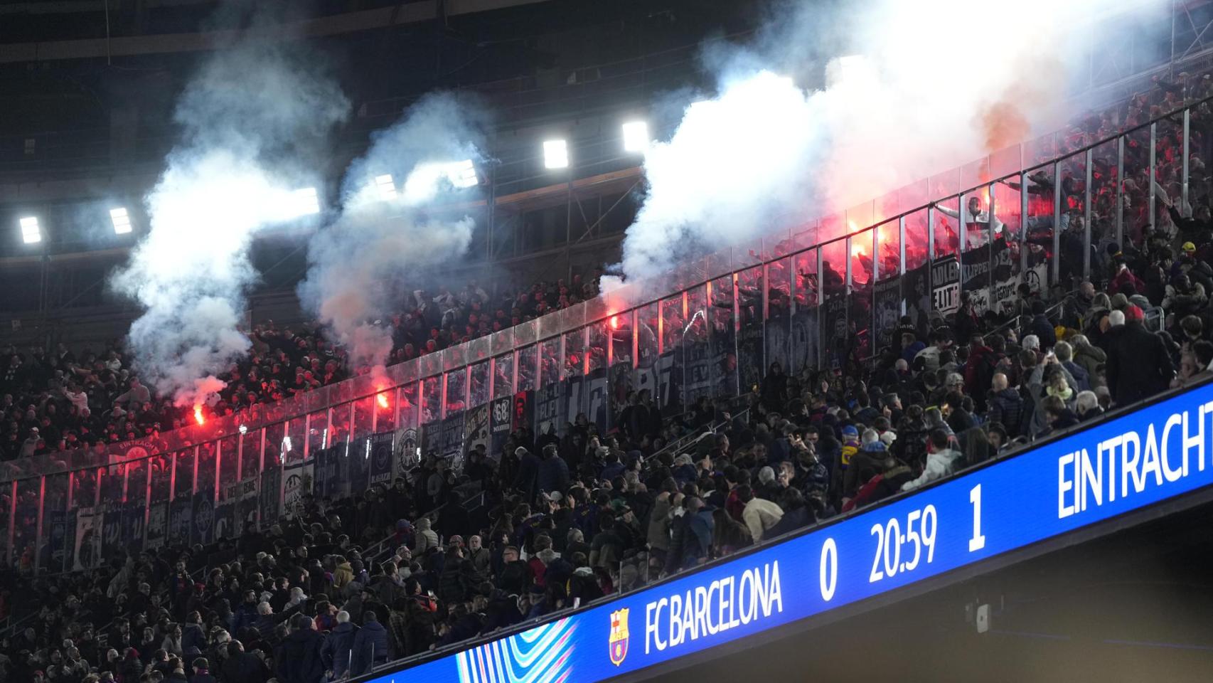 La afición del Eintracht enciende una bengala en el nuevo Camp Nou