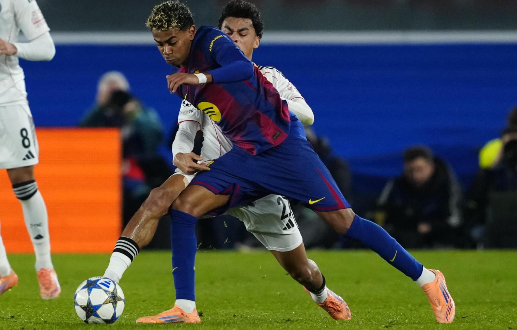 Lamine Yamal intenta driblar un jugador de l'Eintracht