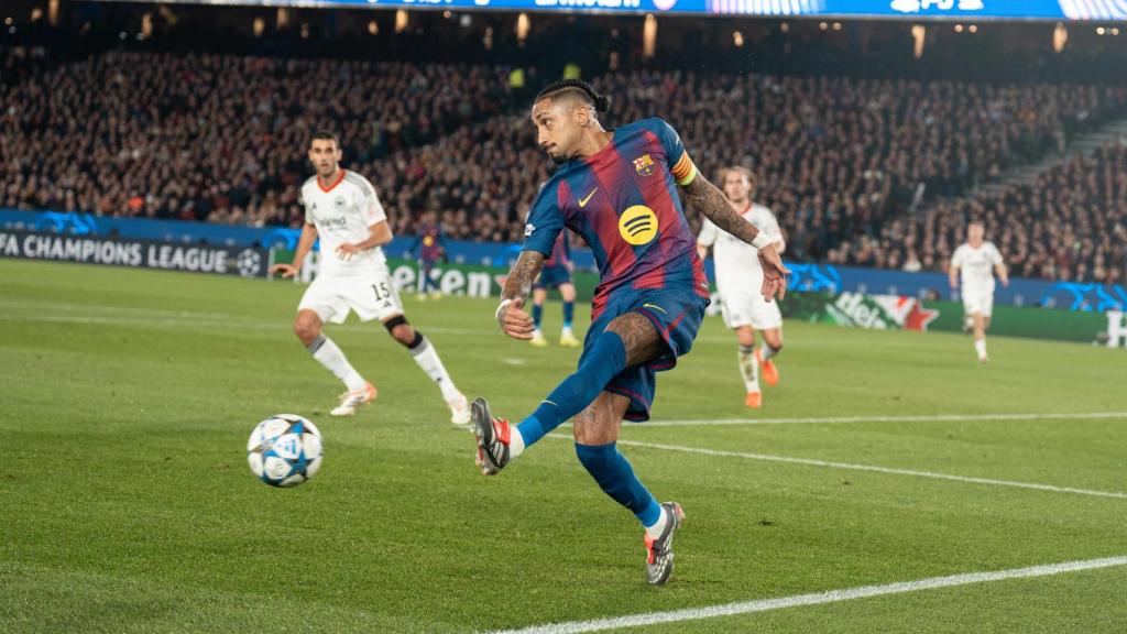 Raphina passa una pilota en el Barça-Eintracht de la Champions League