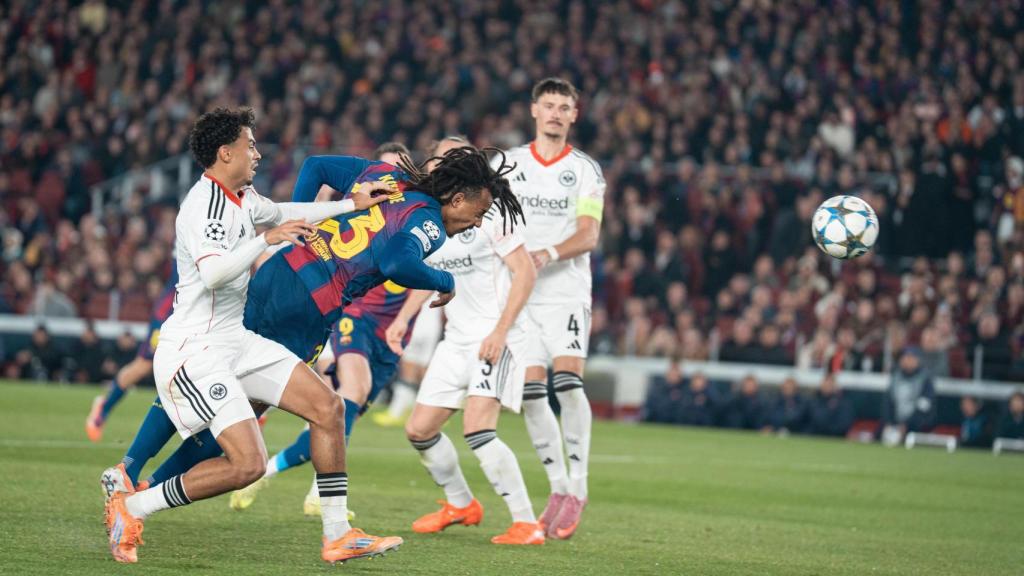 Jules Koundé marca de cap contra l'Eintracht