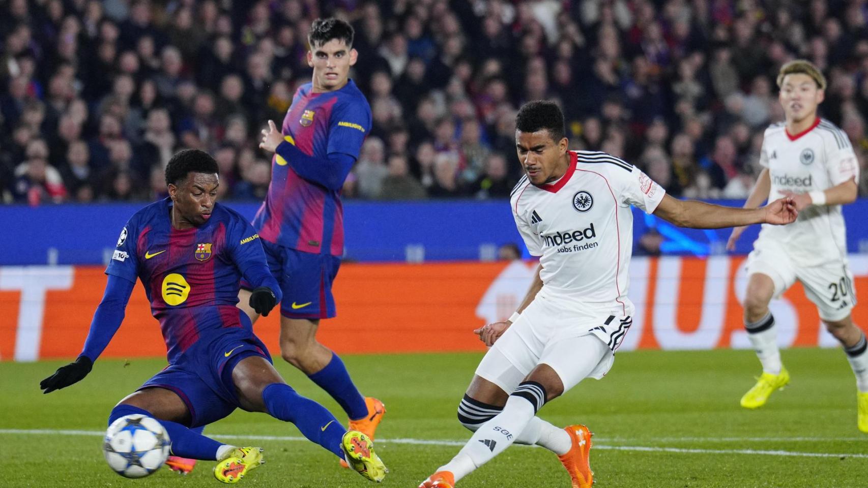 El disparo que supone el primer gol del Eintracht al Barça