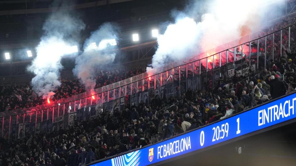 La afición del Eintracht enciende una bengala en el nuevo Camp Nou