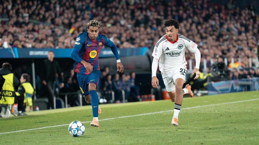 Lamine Yamal intenta regatear a Nathaniel Brown en el Barça-Eintracht