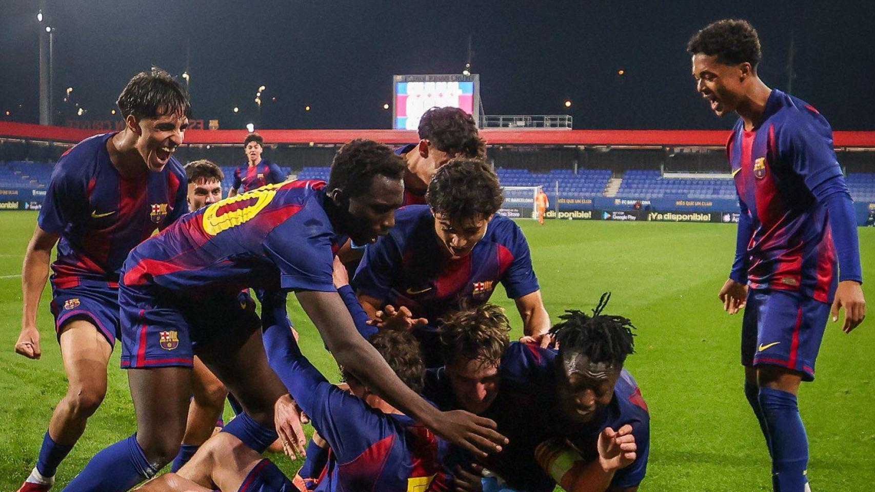 Los jugadores del Juvenil A del Barça celebran el gol de la remontada (4-3) contra el Eintracht de Frankfurt en la Youth League