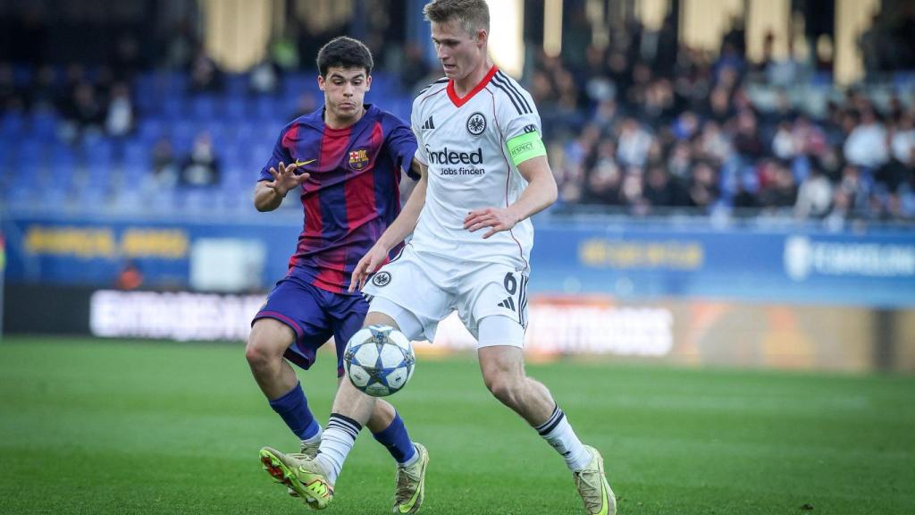 Un jugador del Juvenil A de l'Eintracht de Frankfurt passa la pilota contra el Barça a la Youth League