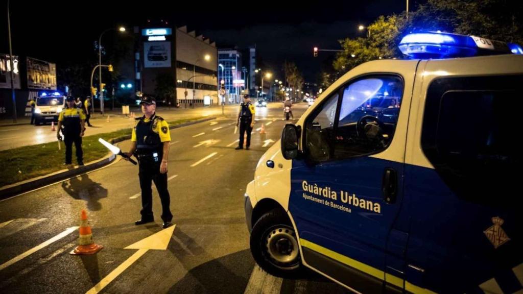 Agentes de la Guardia Urbana durante un control en Barcelona