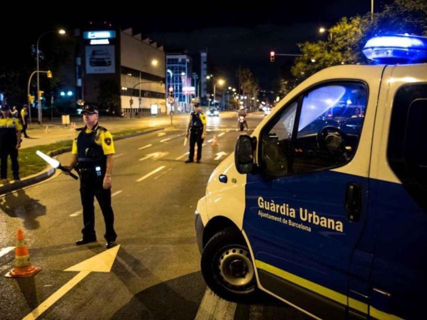 Agents de la Guàrdia Urbana durant un control a Barcelona