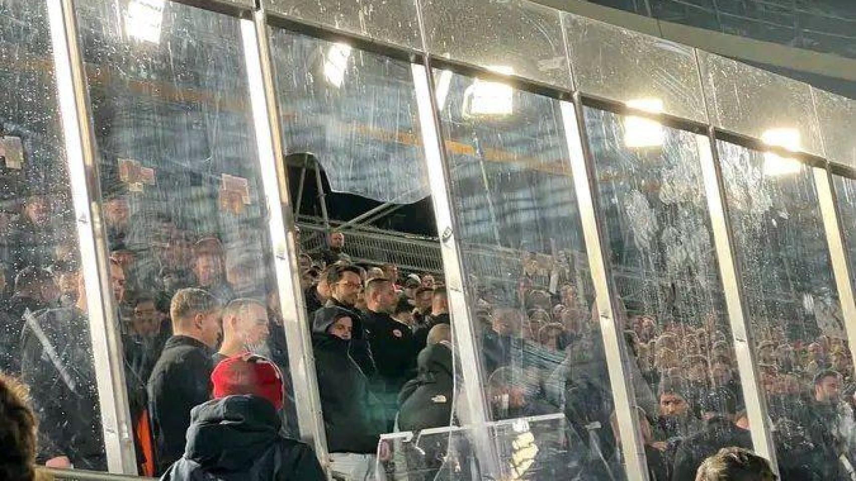 Aficionados del Eintracht rompen una mampara de la grada visitante del Camp Nou