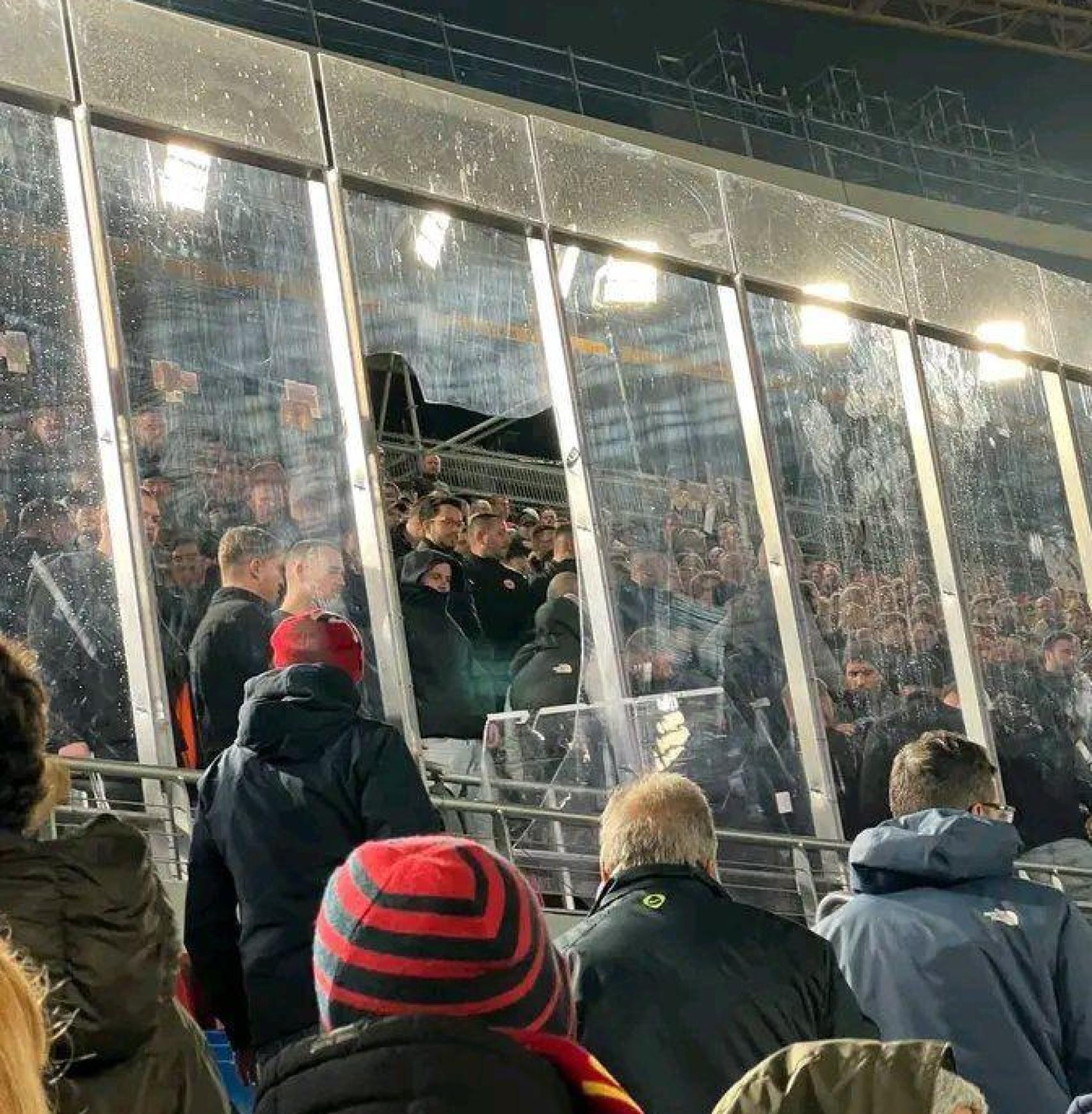 Aficionats de l’Eintracht trenquen una mampara de la graderia visitant del Camp Nou