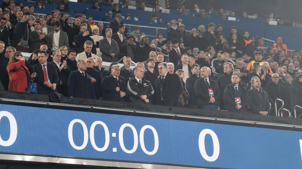 Joan Laporta escucha el himno de la Champions League en el palco del Spotify Camp Nou