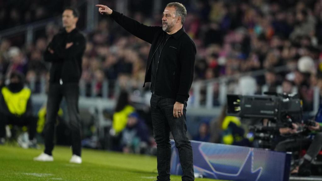 Hansi Flick da indicaciones a sus jugadores durante el Barça-Eintracht