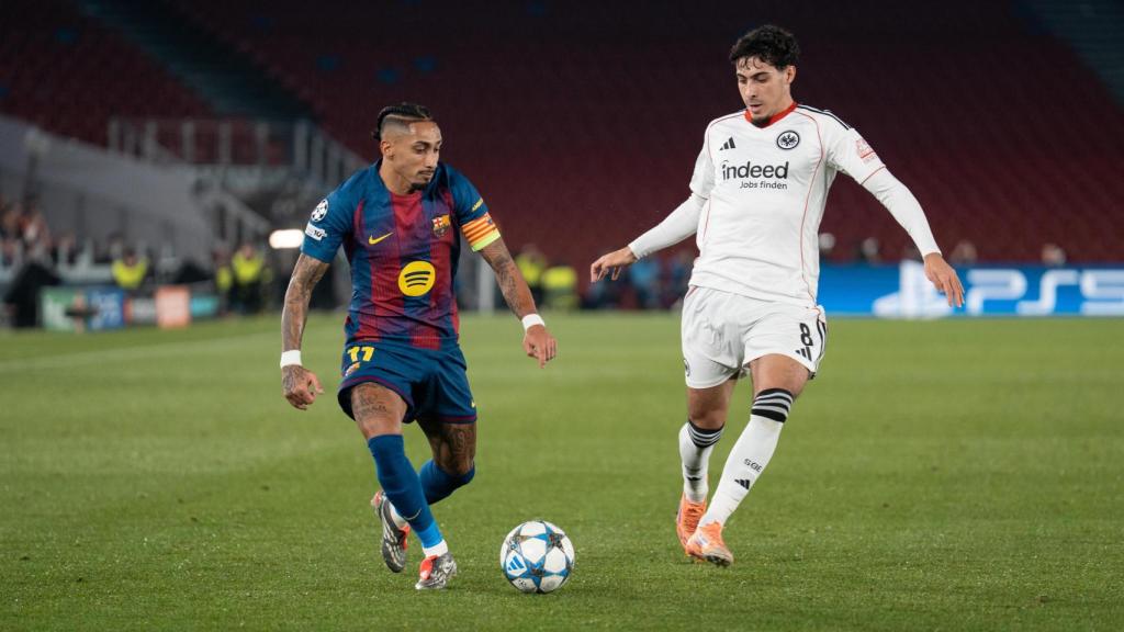 Raphinha intenta una passada al Barça-Eintracht