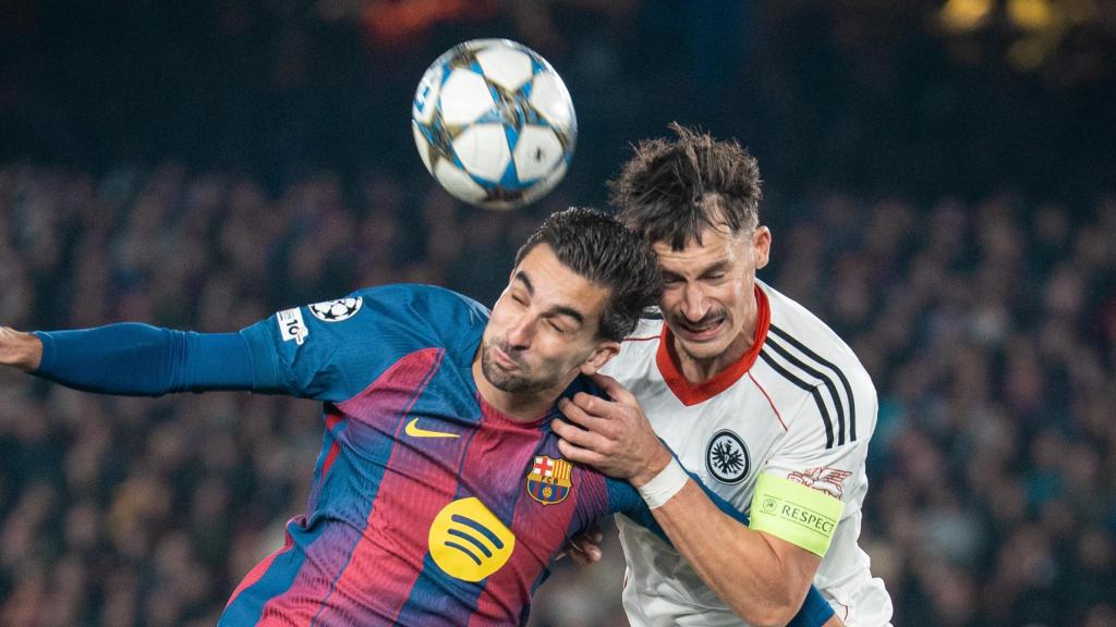 Ferran Torres remata de cap una pilota en el Barça-Eintracht de la Champions League