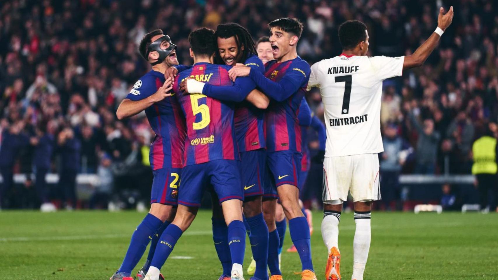 Los jugadores del Barça celebran uno de los goles de Jules Koundé contra el Eintracht de Frankfurt