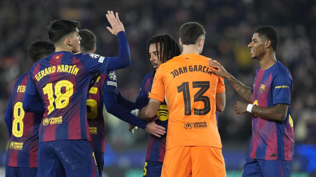 Los jugadores del Barça conversan tras la victoria contra el Eintracht