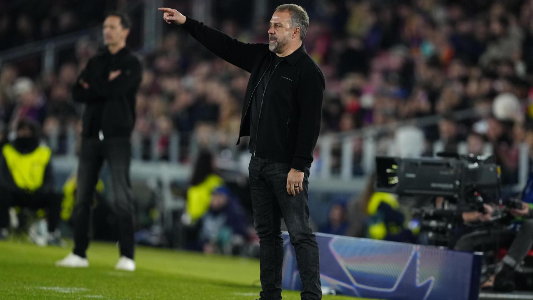 Hansi Flick da indicaciones a sus jugadores durante el Barça-Eintracht