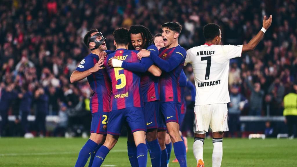 Los jugadores del Barça celebran uno de los goles de Jules Koundé contra el Eintracht de Frankfurt