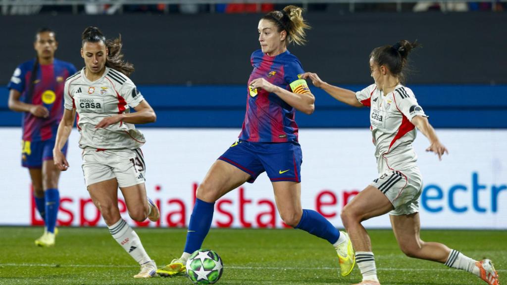 Alexia Putellas conduce el balón, rodeada de rivales, en el Barça Femenino-Benfica de la Champions League