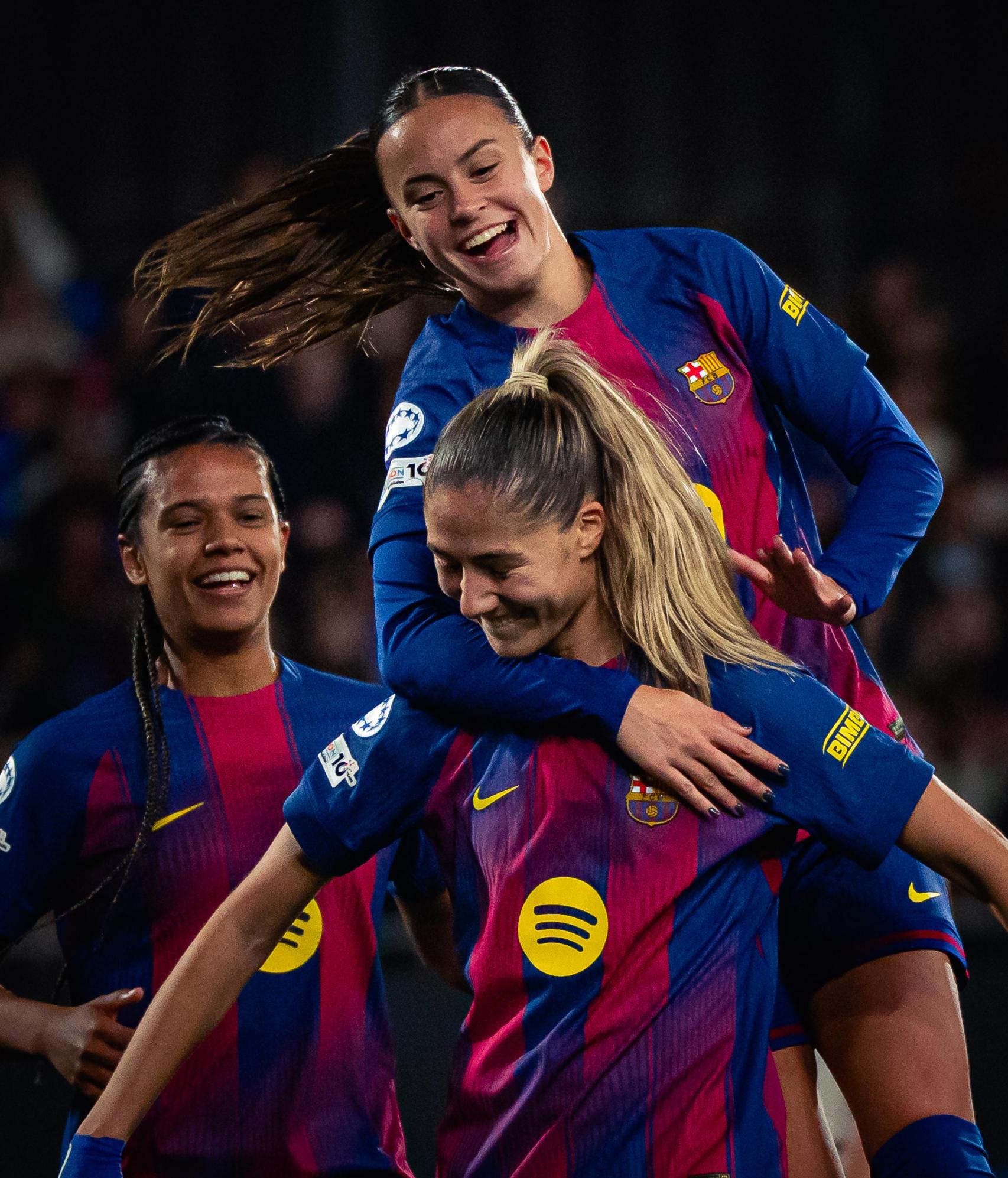 Clara Serrajordi y Esmee Brugts celebran el gol de Laia Aleixandri en el Barça Femenino-Benfica de la Champions League