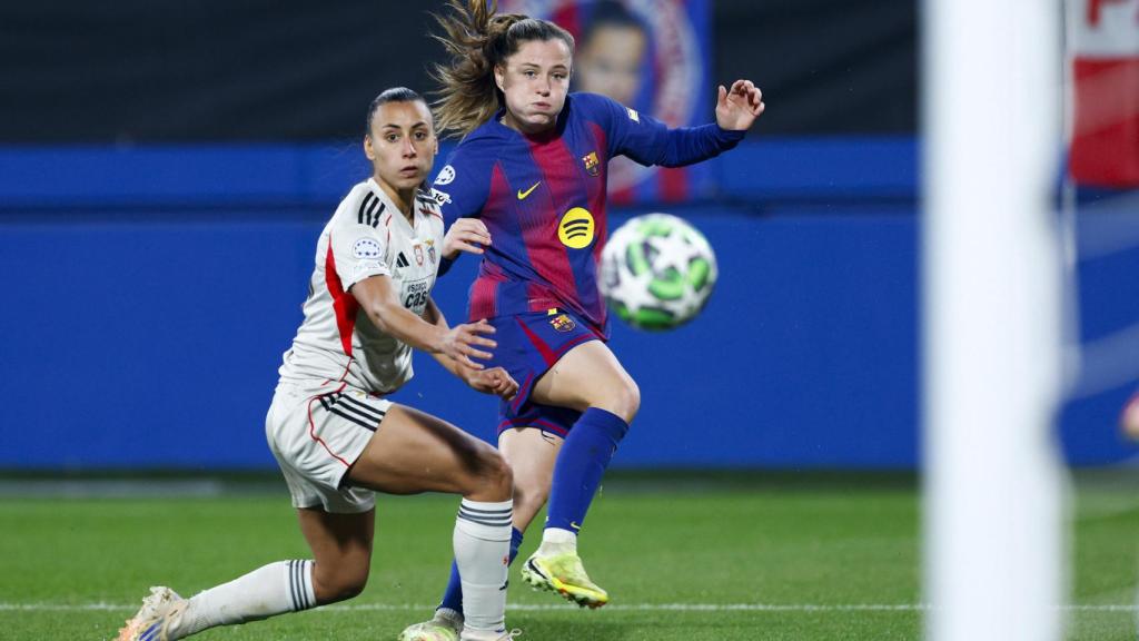 Claudia Pina pugna por el balón en el Barça Femenino-Benfica de la Champions League