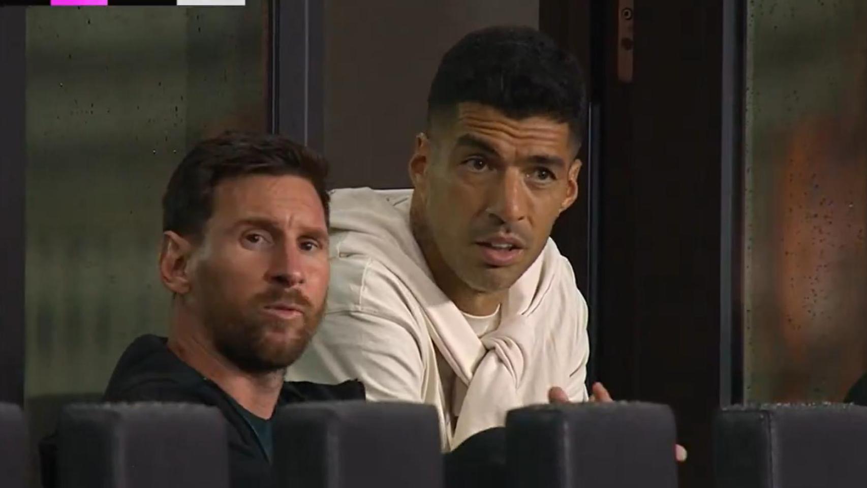 Leo Messi y Luis Suárez presencian un partido del Cadete A del Barça en la Messi Cup