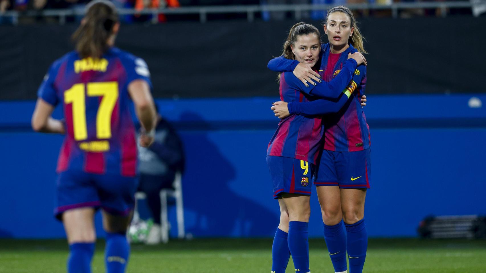 Claudia Pina y Alexia Putellas celebran un gol del Barça Femenino contra el Benfica en la Champions League