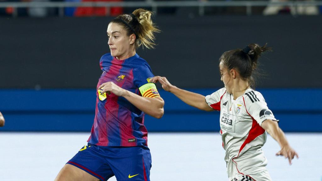 Alexia Putellas condueix la pilota, envoltada de rivals, al Barça Femení-Benfica de la Champions League