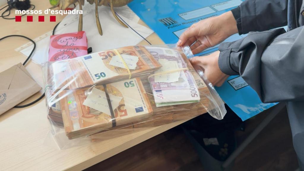 Parte del dinero en efectivo recuperado por los agentes de los Mossos d'Esquadra