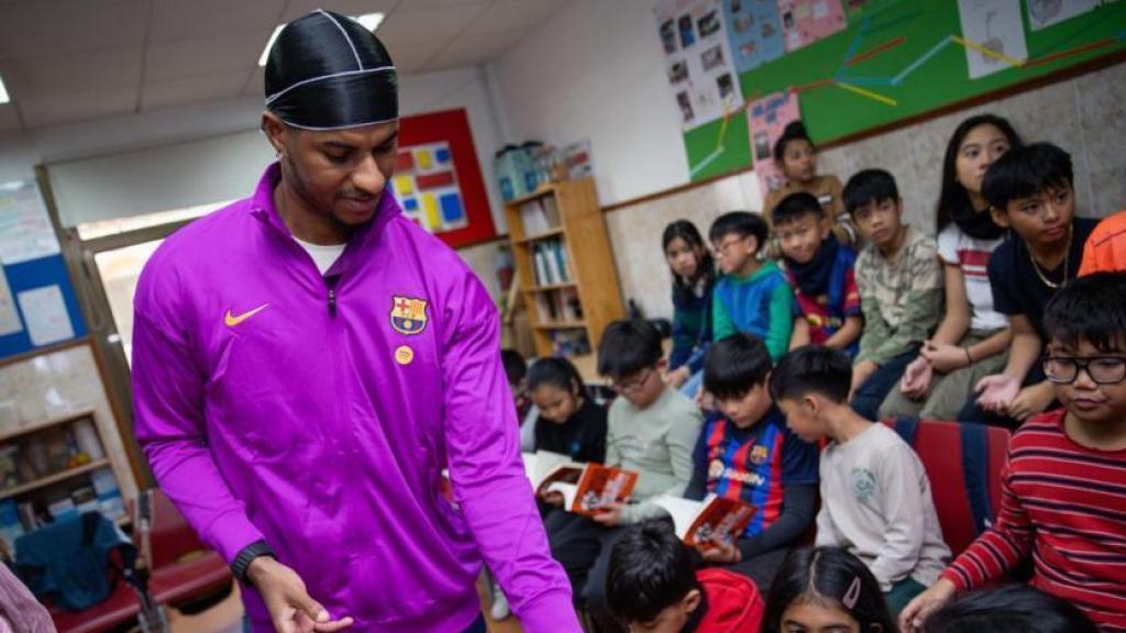 Marcus Rashford regala libros a niños y niñas de un colegio en Barcelona