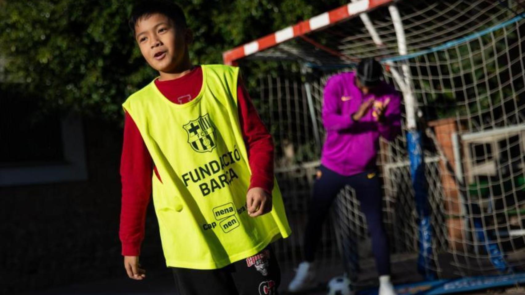 Un niño juega al balón con Marcus Rashford