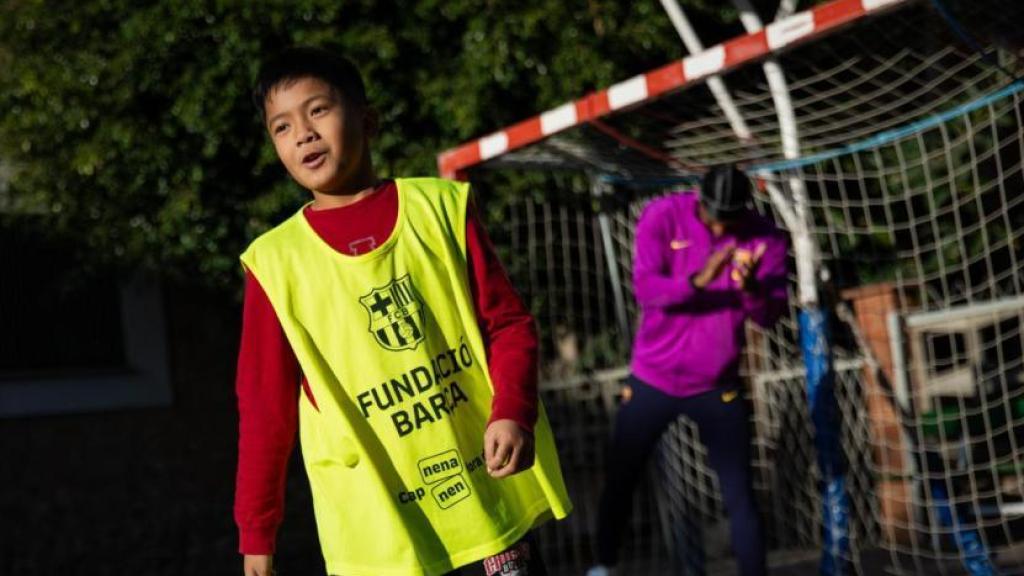 Un niño juega al balón con Marcus Rashford