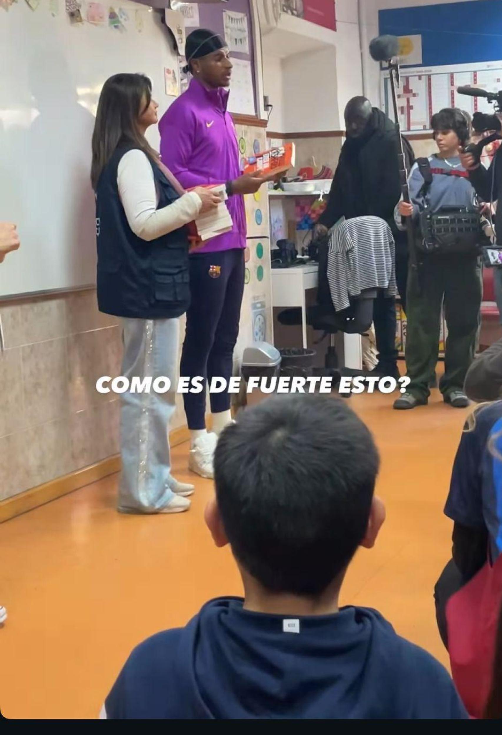 Marcus Rashford visita la Escola Vedruna-Àngels en Ciutat Vella