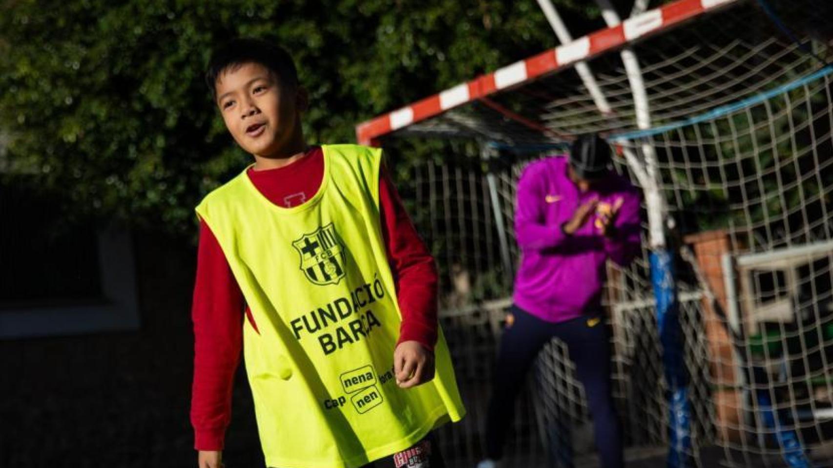 Un niño juega al balón con Marcus Rashford
