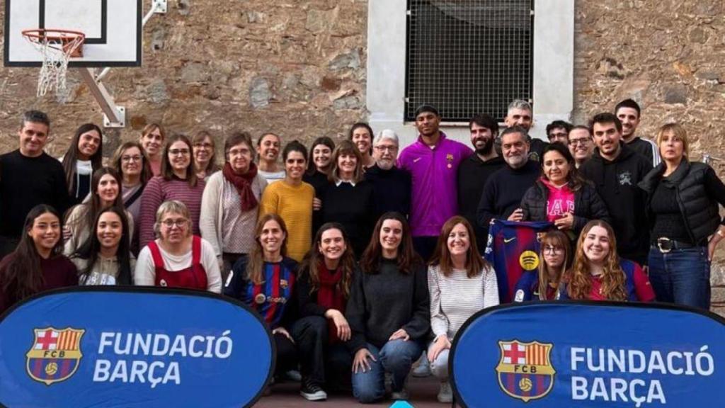 Marcus Rashford es fotografia amb treballadors a l'Escola Vedruna-Àngels