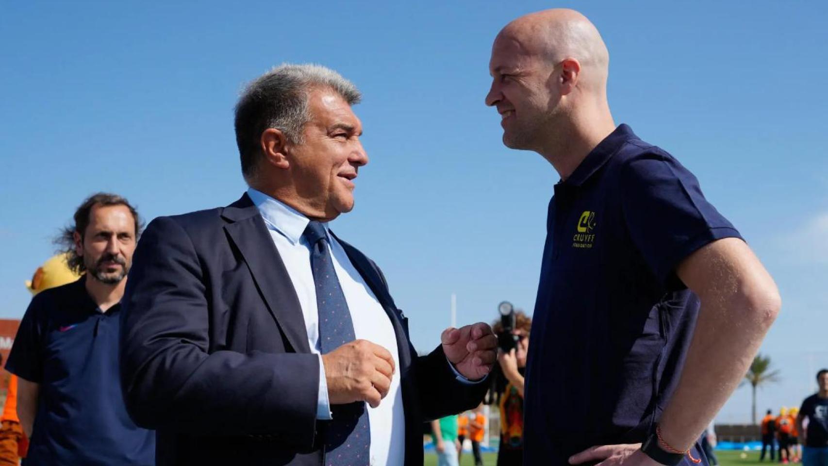 Jordi Cruyff, en un acto de la Fundación Cruyff, junto a Joan Laporta y el directivo Miquel Camps, de fondo