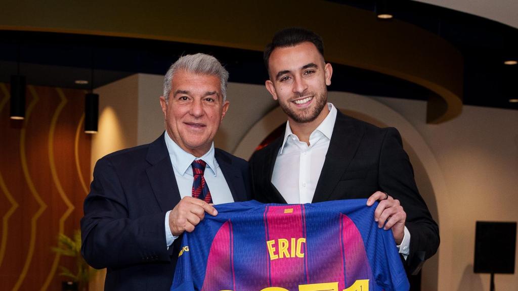 Éric García posa al costat de Joan Laporta després de renovar fins al 2031 amb el Barça