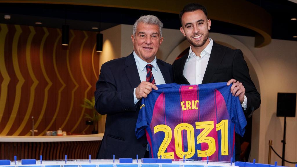 Éric García posa junto a Joan Laporta tras renovar hasta 2031 con el Barça