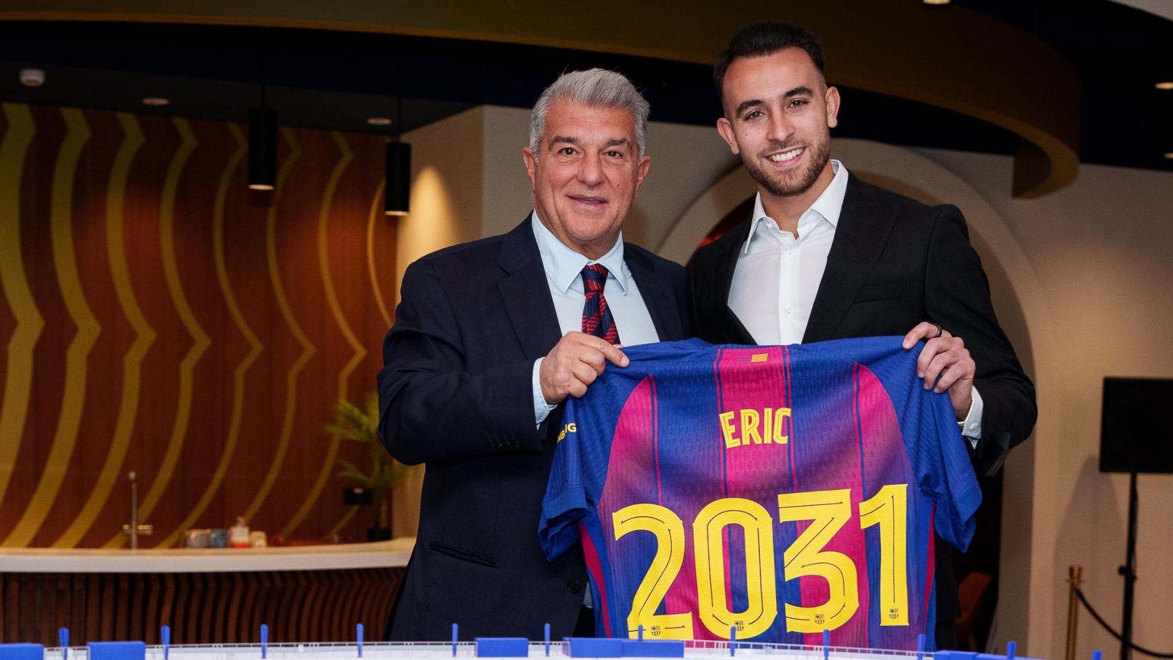 Éric García posa junto a Joan Laporta tras renovar hasta 2031 con el Barça