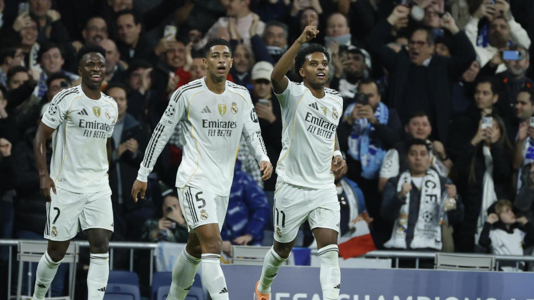 Rodrygo celebra el gol ante el Manchester City, bajo la mirada de Bellingham y Vinicius